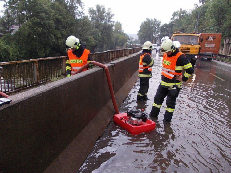 Přívalový déšť v Brně: stály tramvaje, škody hlásí knihovna, foto: HZS JMK