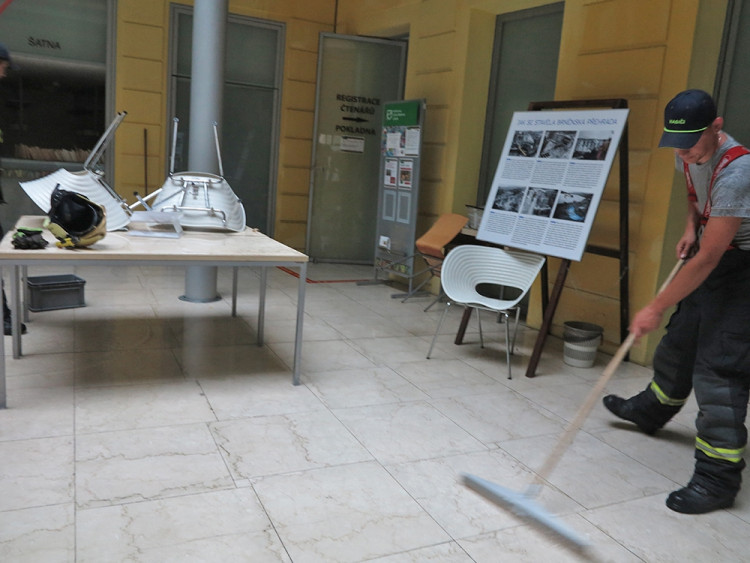 img-6472aPřívalový déšť v Brně: stály tramvaje, škody hlásí knihovna, foto: HZS JMK