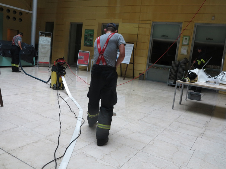 Přívalový déšť v Brně: stály tramvaje, škody hlásí knihovna, foto: HZS JMK