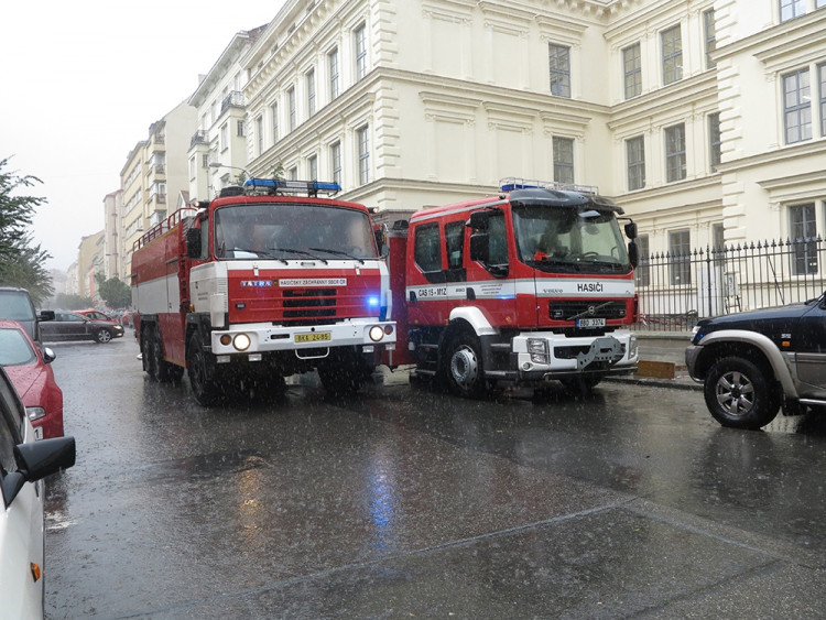 Přívalový déšť v Brně: stály tramvaje, škody hlásí knihovna, foto: HZS JMK