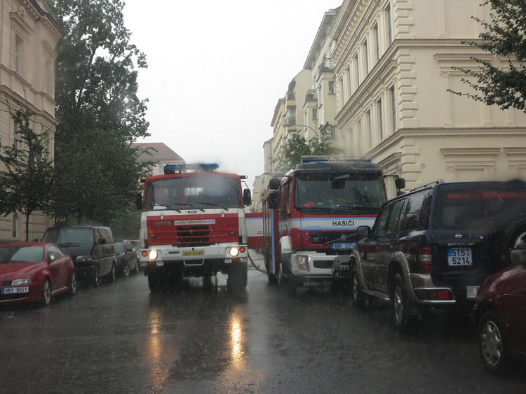 Přívalový déšť v Brně: stály tramvaje, škody hlásí knihovna, foto: HZS JMK