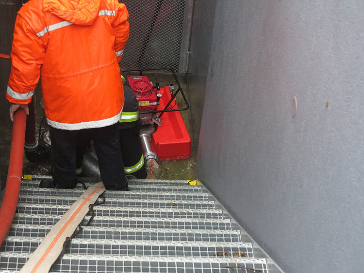 Přívalový déšť v Brně: stály tramvaje, škody hlásí knihovna, foto: HZS JMK