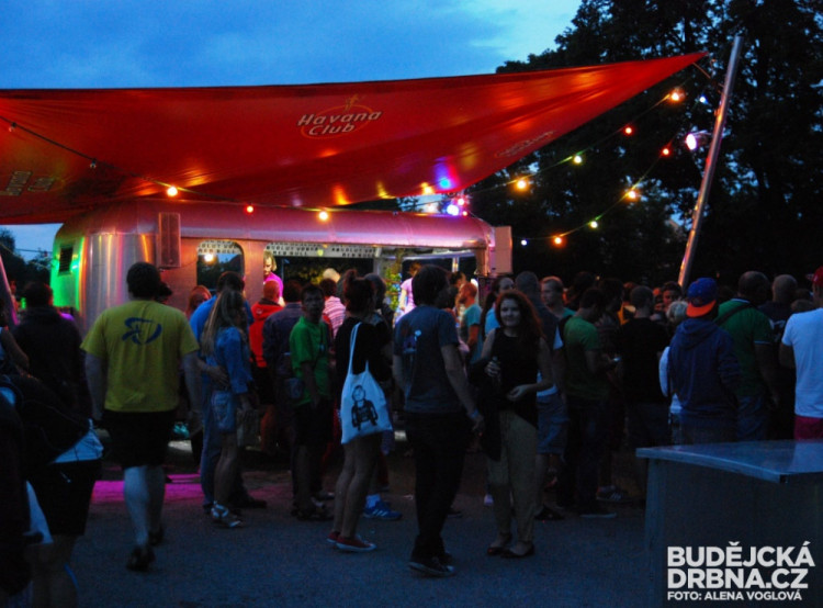 Nechyběl koktejlový bar