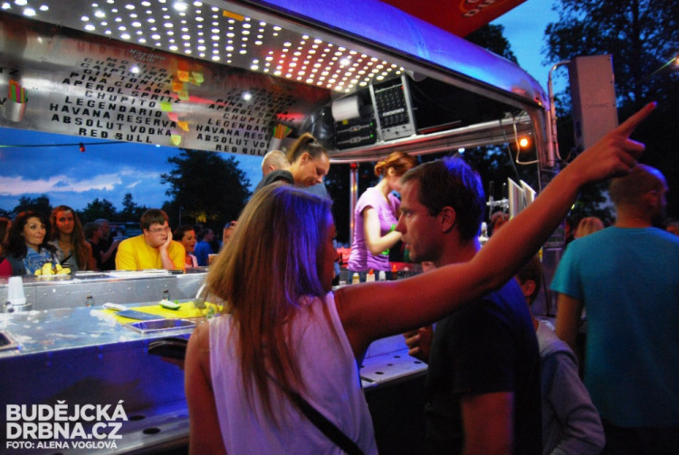 Osvěžit se bylo možné u baru