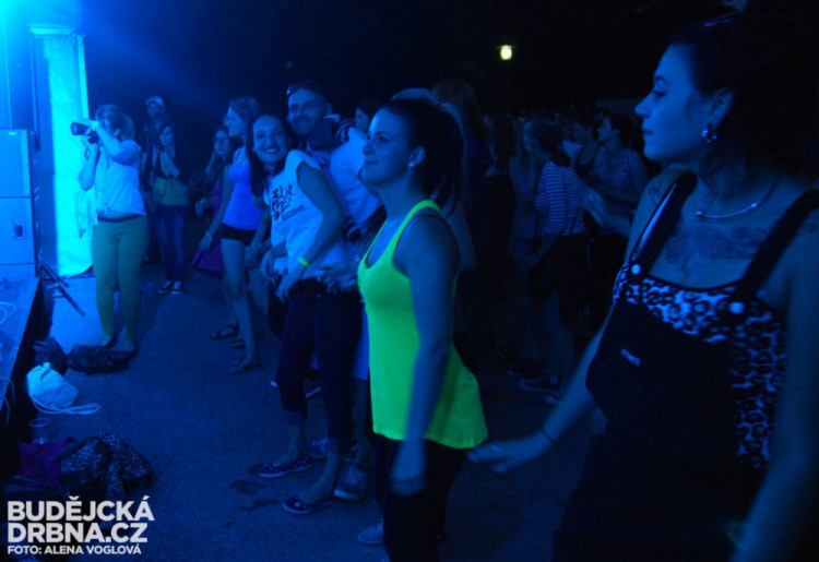 Před pódiem pařily hlavně holky