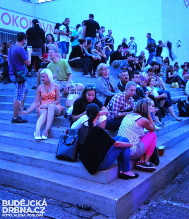 Schody sloužily místo židlí