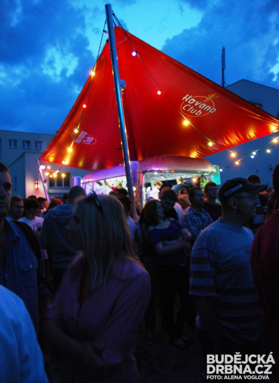 Večer měl atmosféru párty na pláži