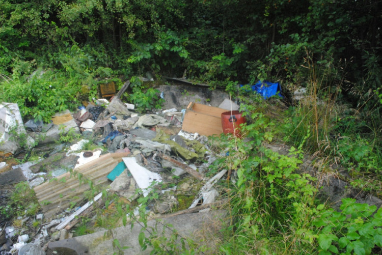 V jezírku není voda, ale odpadky