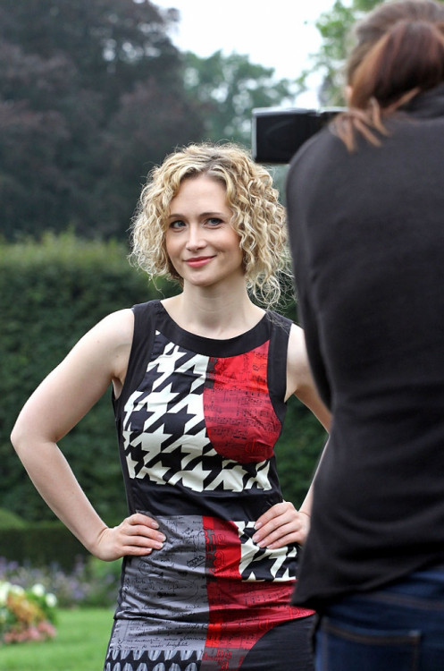 Nelly Tomášková před objektivem fotografky