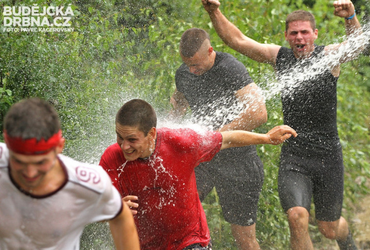 Extrémní překážkový běh Army run