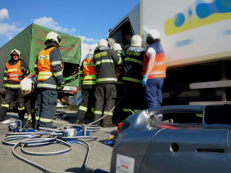 Řetězová nehoda kamionů zablokovala dálnici D1, foto: HZS JMK