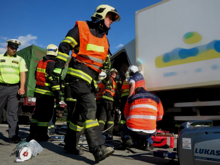 Řetězová nehoda kamionů zablokovala dálnici D1, foto: HZS JMK