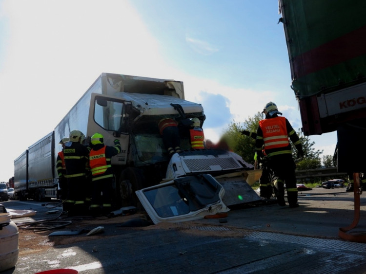 Řetězová nehoda kamionů zablokovala dálnici D1, foto: HZS JMK