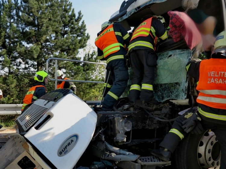 Řetězová nehoda kamionů zablokovala dálnici D1, foto: HZS JMK