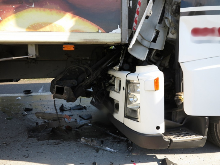 Řetězová nehoda kamionů zablokovala dálnici D1, foto: HZS JMK