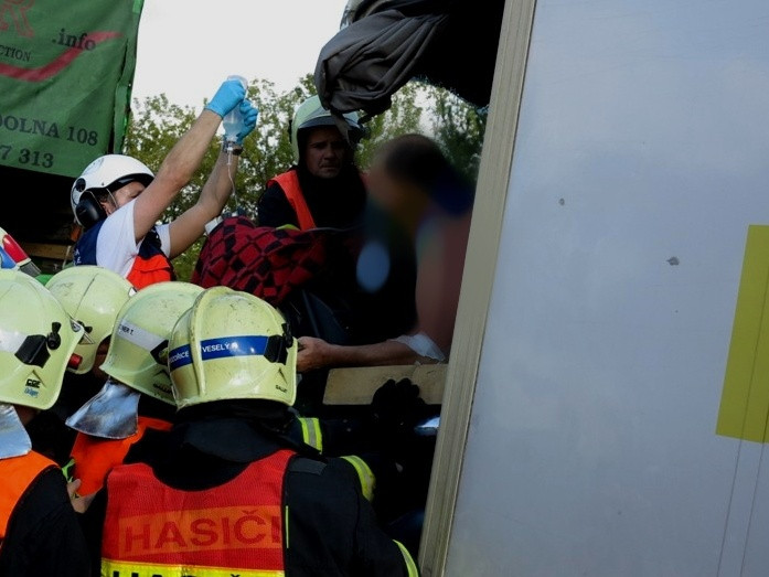 Řetězová nehoda kamionů zablokovala dálnici D1, foto: HZS JMK