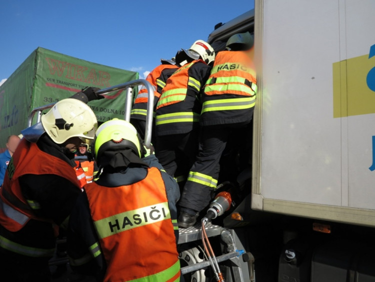 Řetězová nehoda kamionů zablokovala dálnici D1, foto: HZS JMK