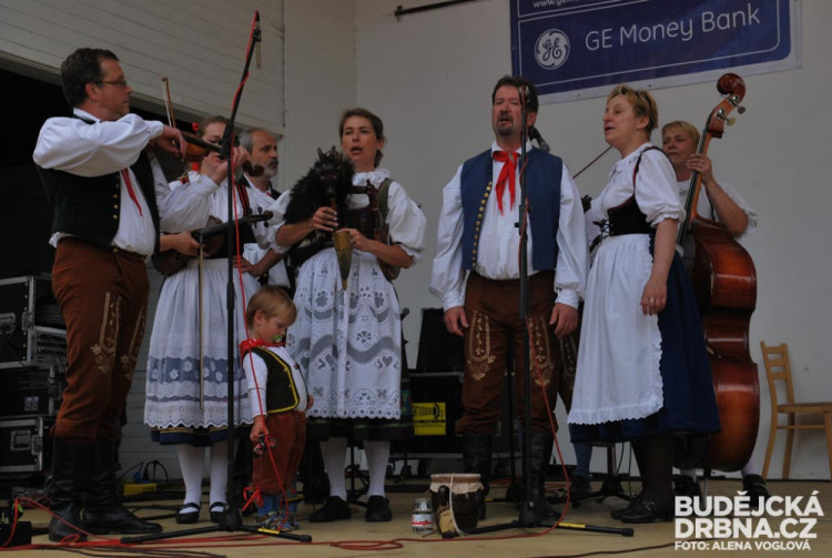 Hrálo se i v letním amfiteátru