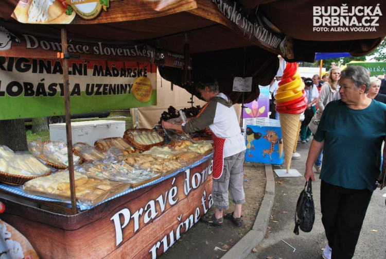 U stánků s pochutinami se všem sbíhaly sliny