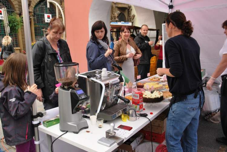 Káva zahřála, zákusek zasytil