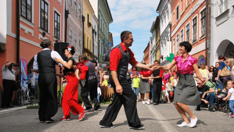 Tančení v rytmu swingu