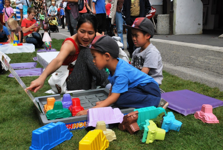 Na trávě se skládalo a hrálo