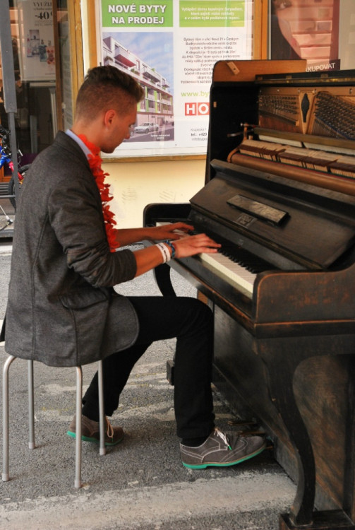 Na klavír si mohl zahrát, kdo měl chuť