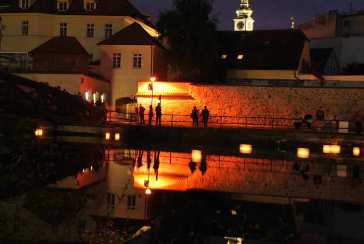 Po slepém rameni řeky Malše pluly lampiony štěstí