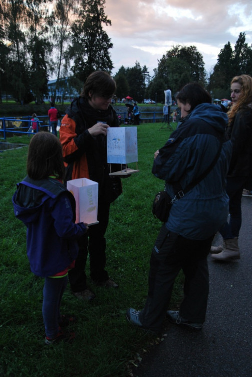 Lidé si lampiony různě zdobili a popisovali