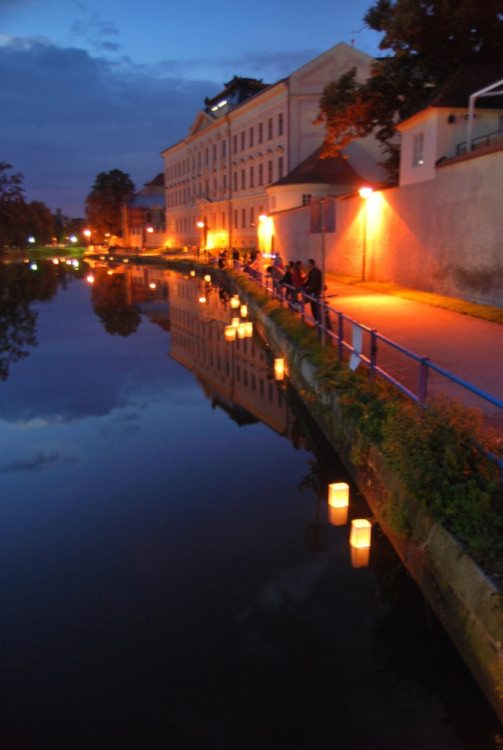 Některá světýlka podplula i most, ale většinou je vítr posílal zpět