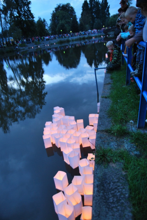 Lampiony se držely u kraje do té doby než trochu začal foukat vítr