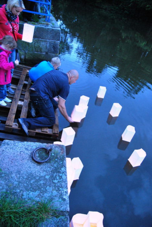 Když se začalo stmívat, pouštěly se první lampiony