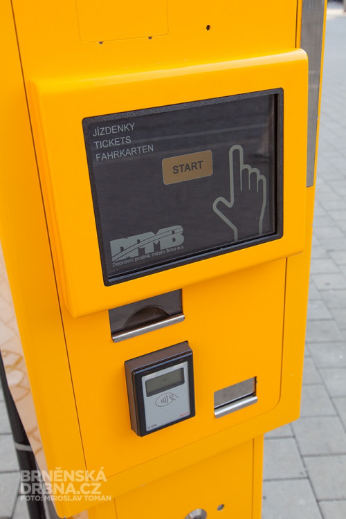 Jeden z trojice prvních bezhotovnostích jízdenkových automatů v Brně, foto: Brněnská Drbna, Miroslav Toman
