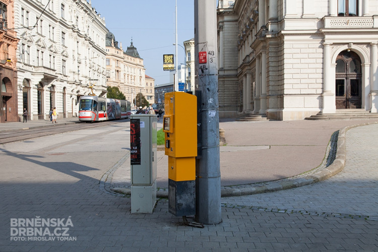 Jeden z trojice prvních bezhotovnostích jízdenkových automatů v Brně, foto: Brněnská Drbna, Miroslav Toman