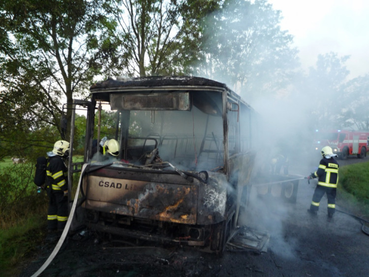 Požár autobusu. Foto: HZS LK