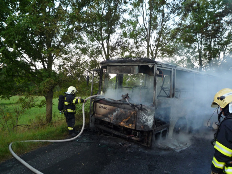 Požár autobusu. Foto: HZS LK