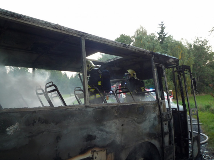 Požár autobusu. Foto: HZS LK