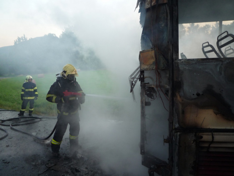 Požár autobusu. Foto: HZS LK