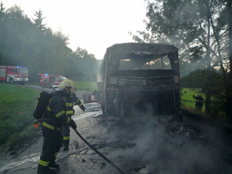 Požár autobusu. Foto: HZS LK