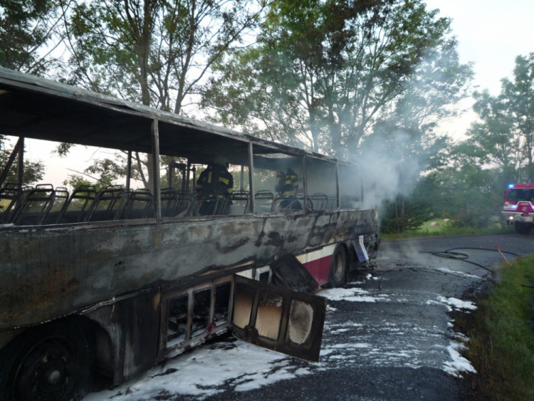 Požár autobusu. Foto: HZS LK