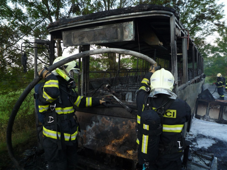 Požár autobusu. Foto: HZS LK