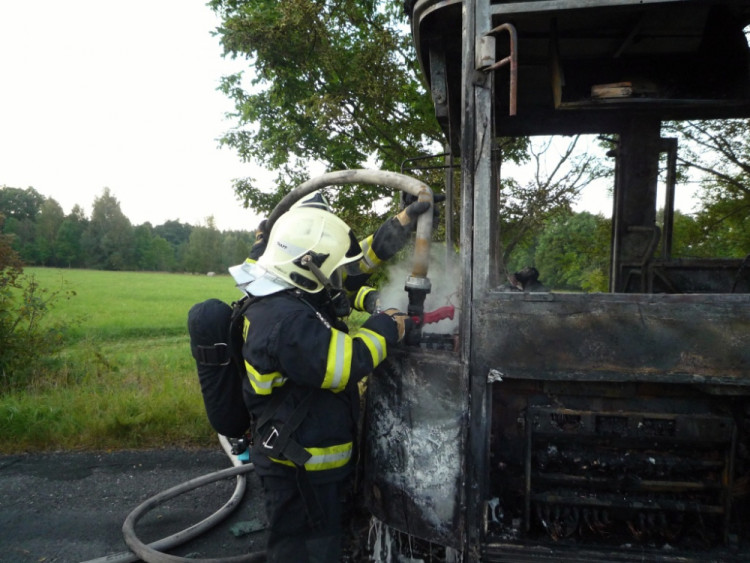Požár autobusu. Foto: HZS LK