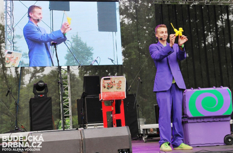 Richard Nedvěd šaškoval na pódiu