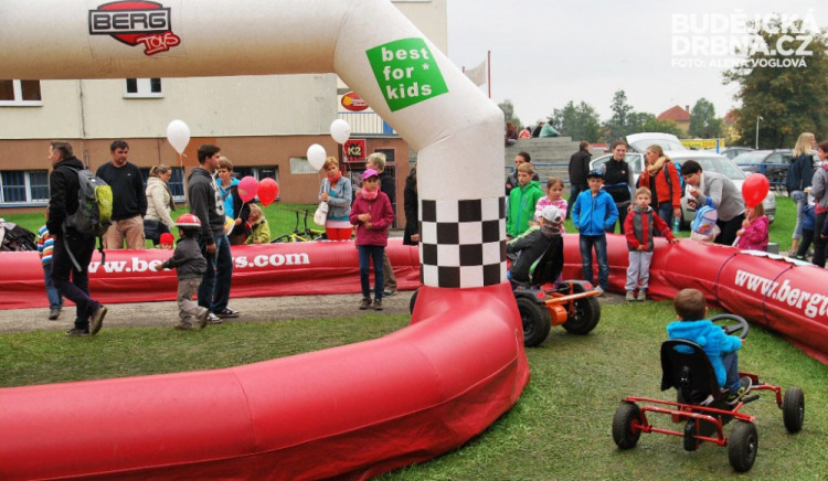 U šlapacích autíček se stála fronta