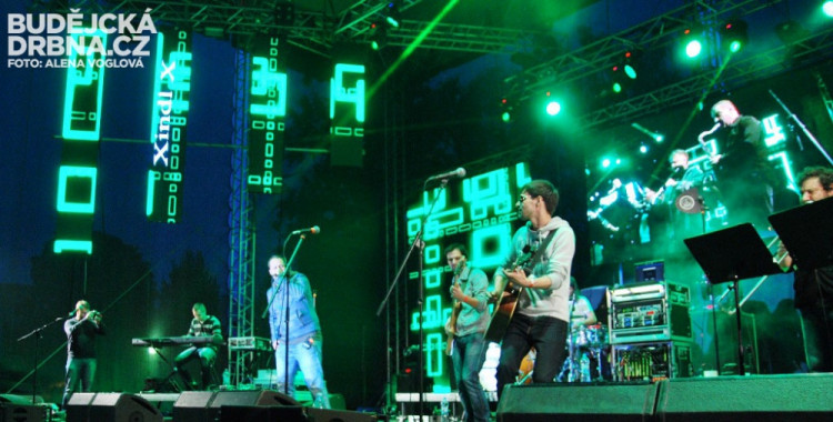 Večer se rozjela i světelná show