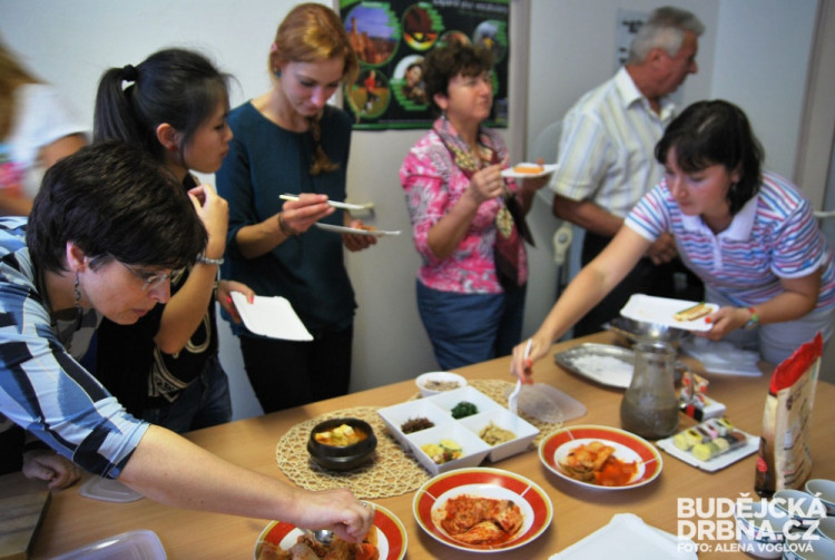 Připravena byla ochutnávka kimchi, tofu, polévky, špenátu i sladkostí