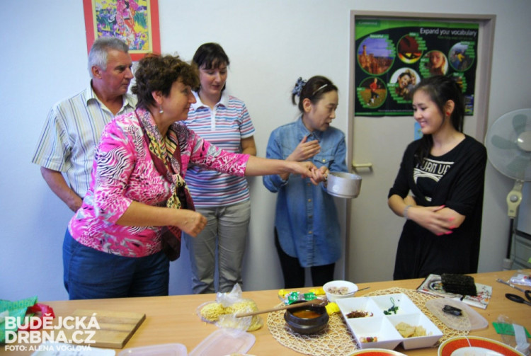 V závěru korejského vaření bylo překvapení v podobě korejských instatních polévek, které donesla jedna z účastnic