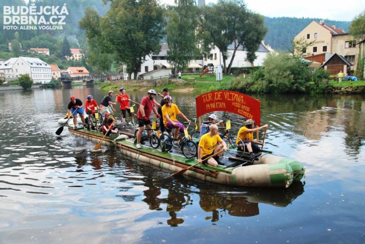 Cyklisté se v průběhu plavby do Rožmberka zase spojili v jedno plavidlo