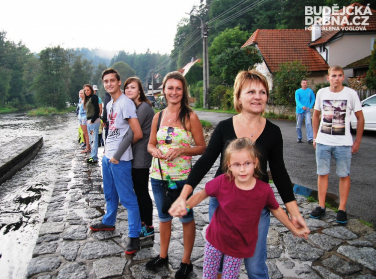 Nedočkaví diváci na jezu v Rožmberku nad Vltavou
