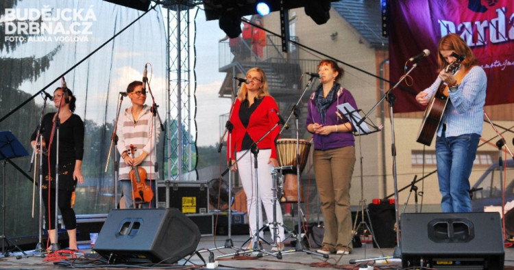 Před vyhlášením výsledků hrála Lakomá Barka